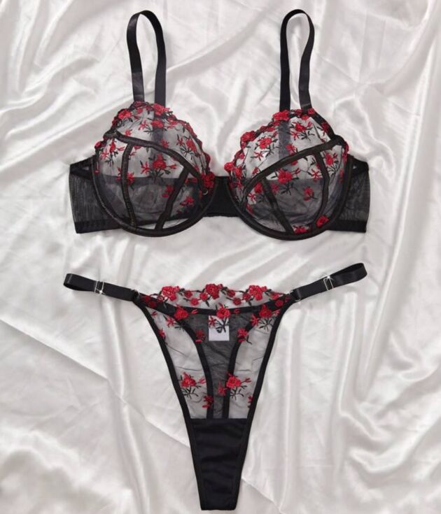 Lingerie brodée rouge
