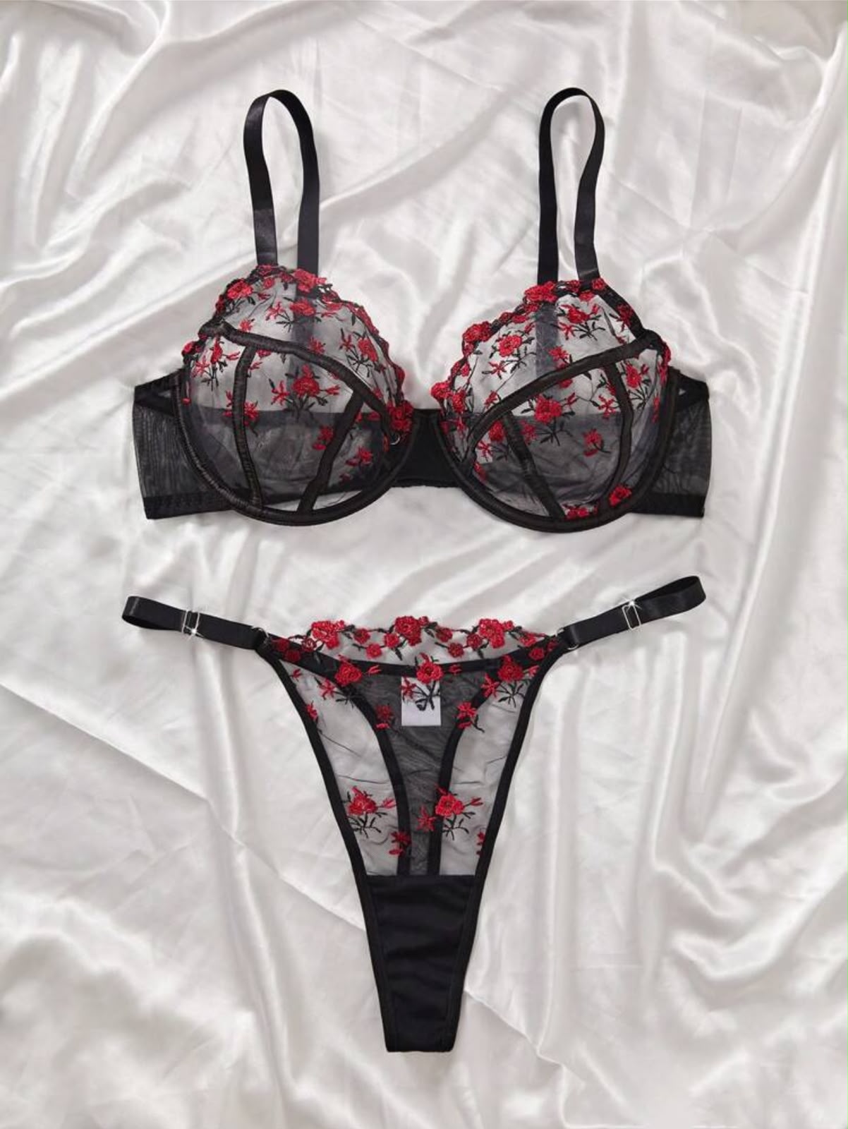 Lingerie brodée rouge