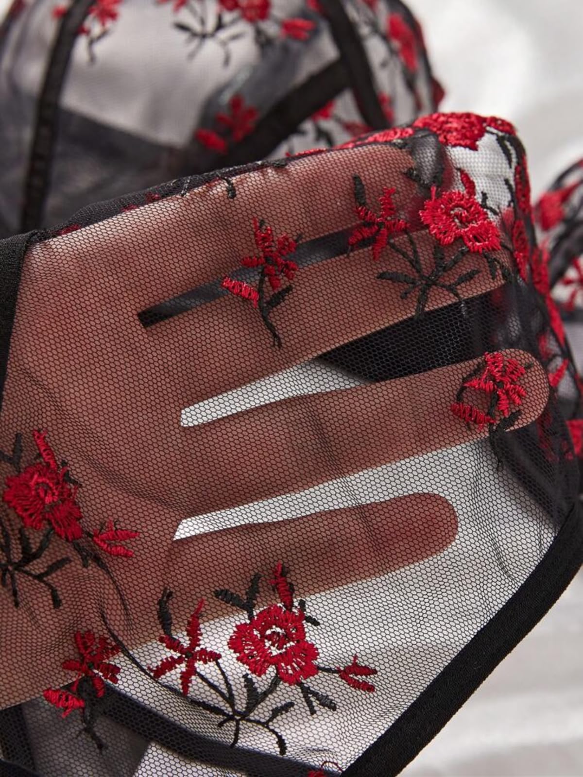 Lingerie brodée rouge – Image 5