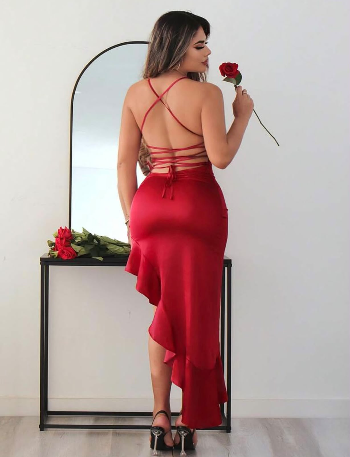 Robe satinée fendue rouge – Image 4