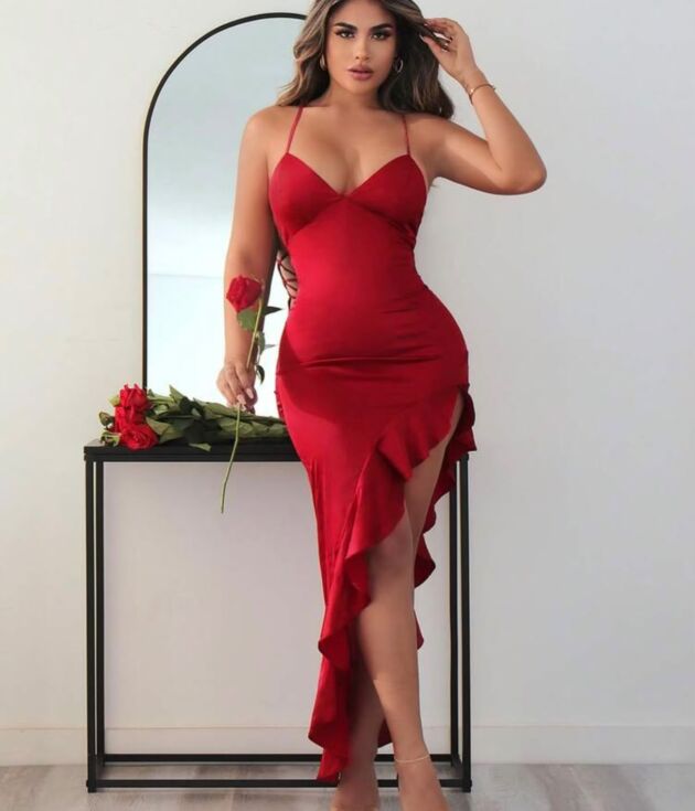 Robe satinée fendue rouge