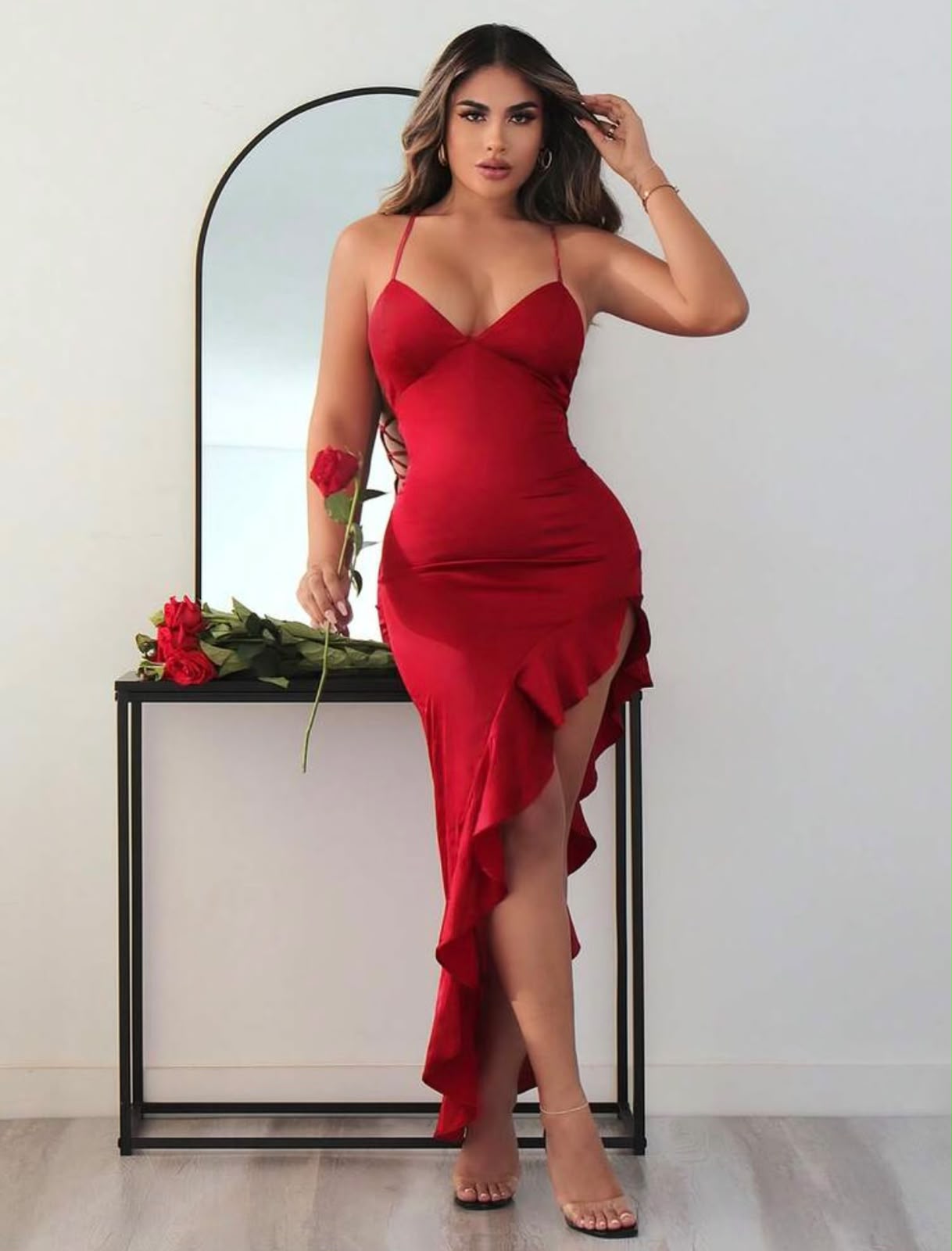 Robe satinée fendue rouge